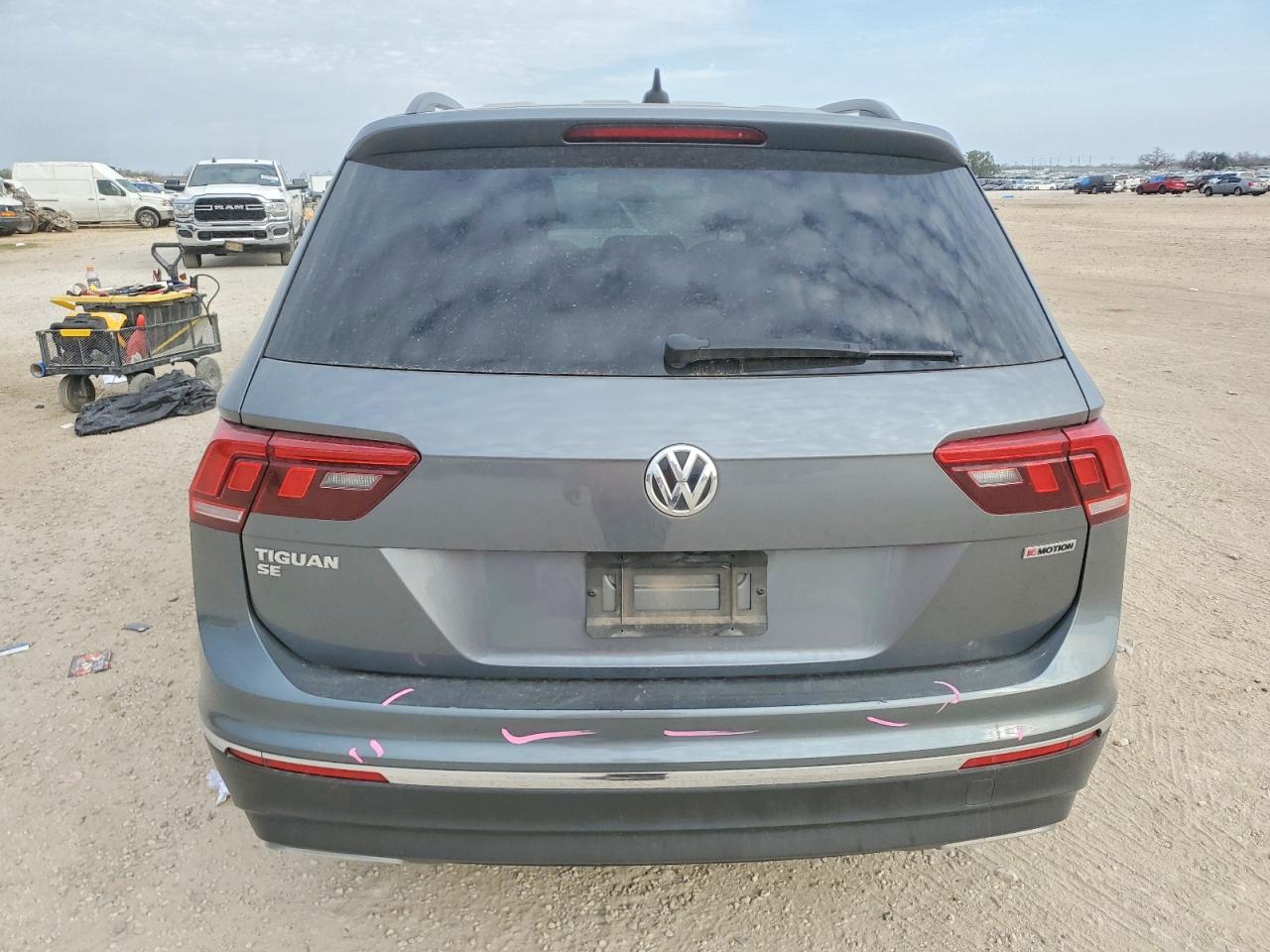 2021 VOLKSWAGEN TIGUAN SE photo 6