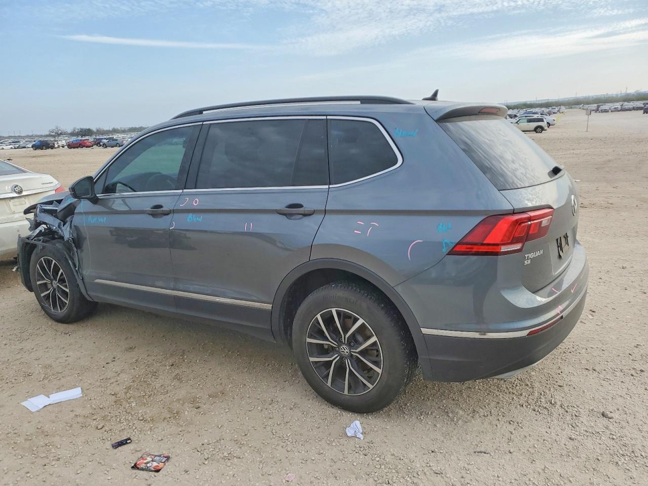 2021 VOLKSWAGEN TIGUAN SE photo 2
