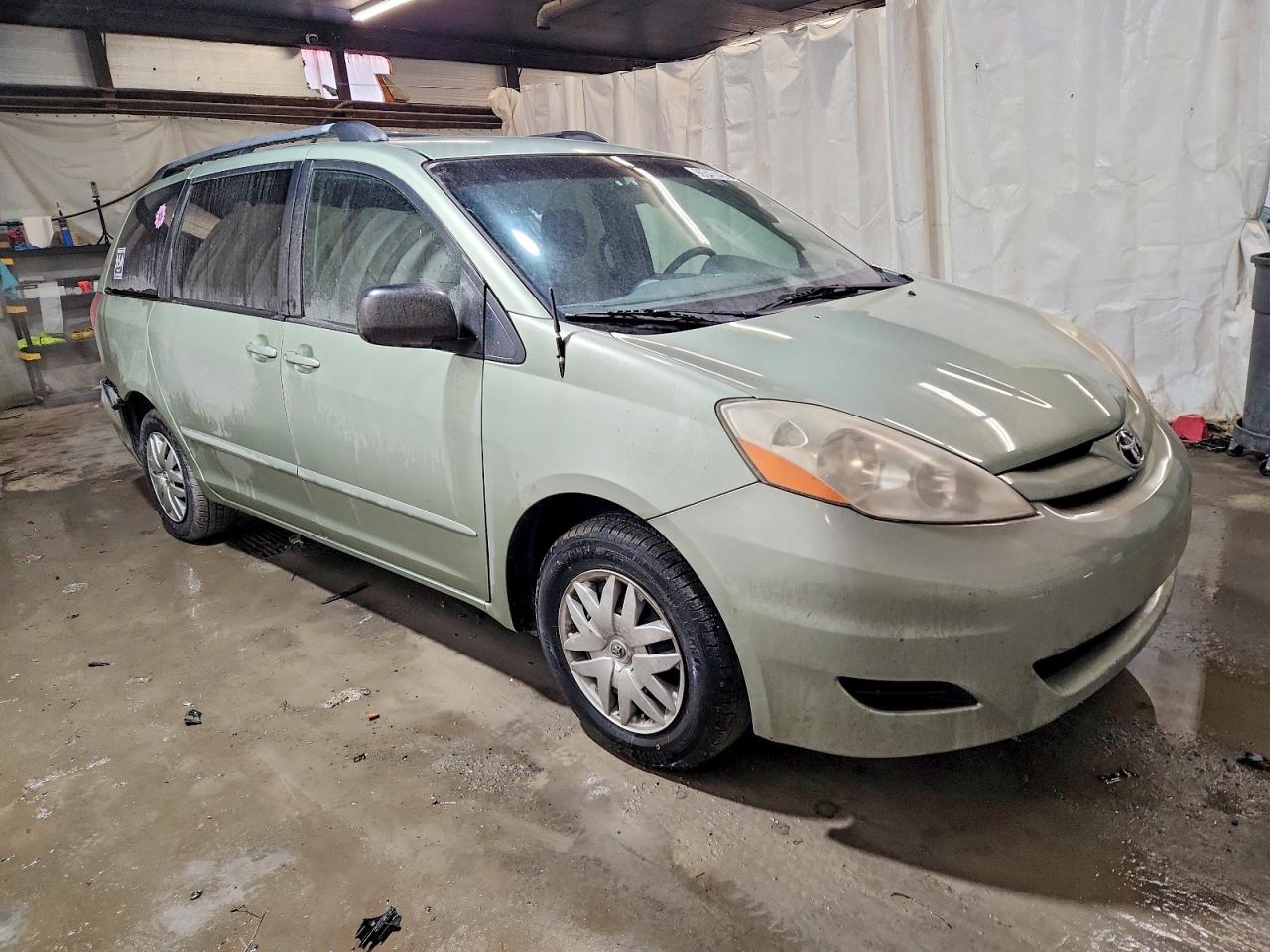 2009 TOYOTA SIENNA CE photo 4