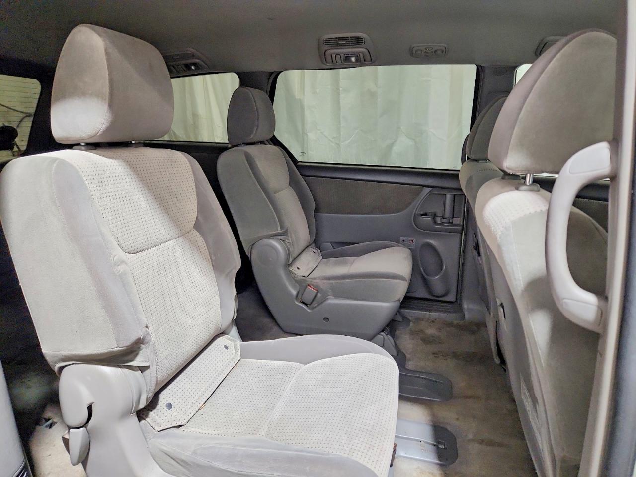 2009 TOYOTA SIENNA CE photo 11