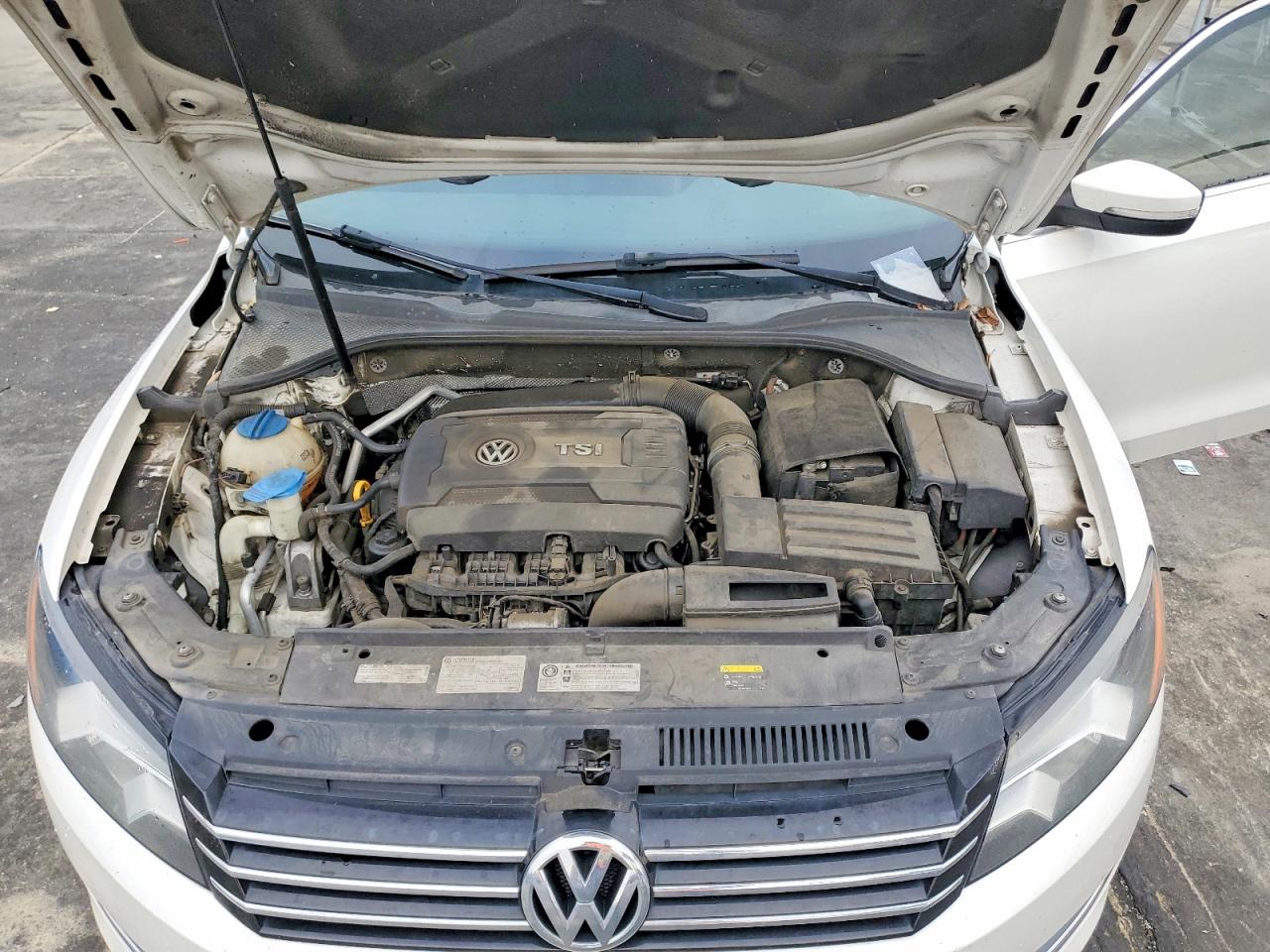 2015 VOLKSWAGEN PASSAT SE photo 11