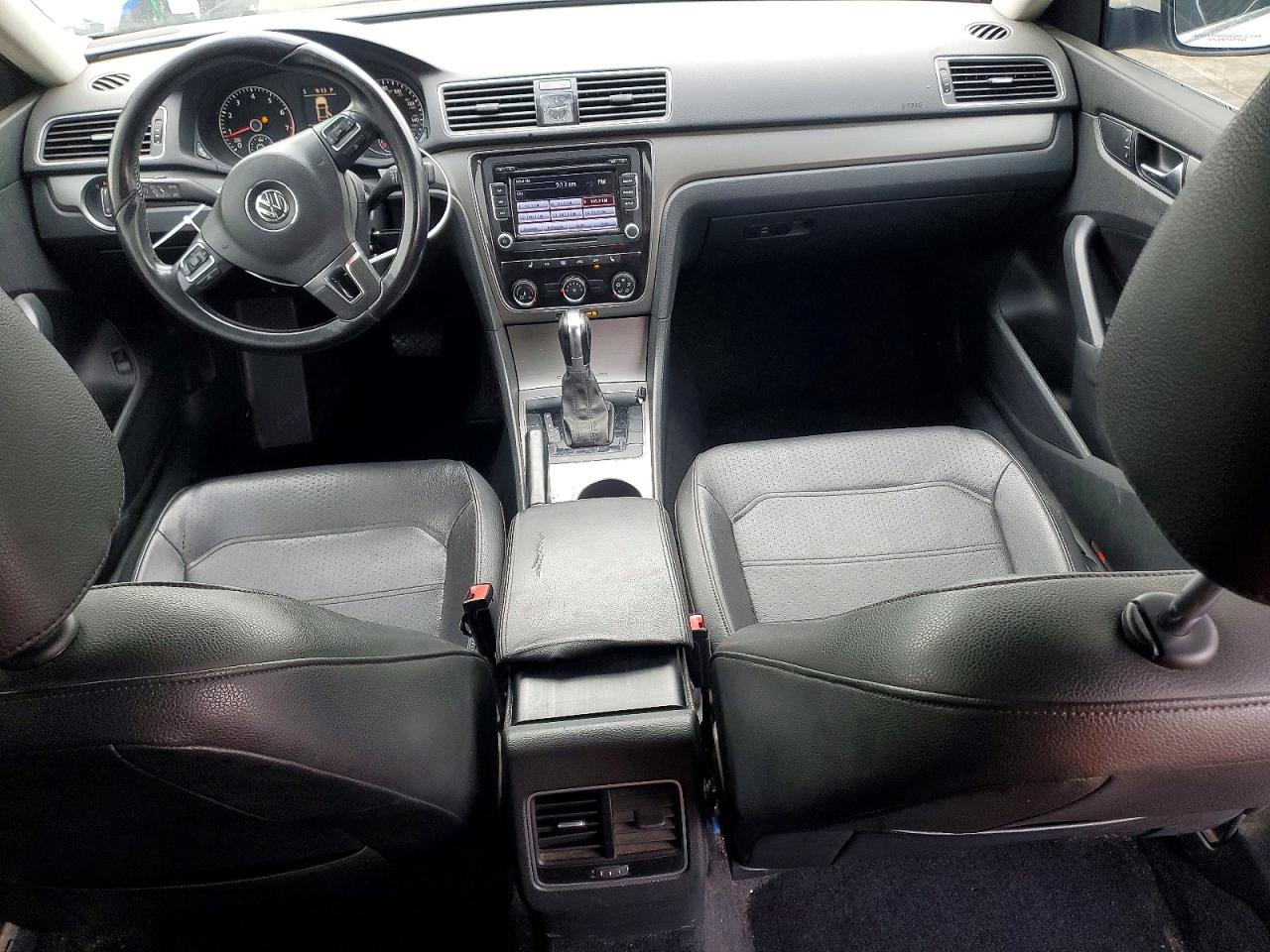 2015 VOLKSWAGEN PASSAT SE photo 8