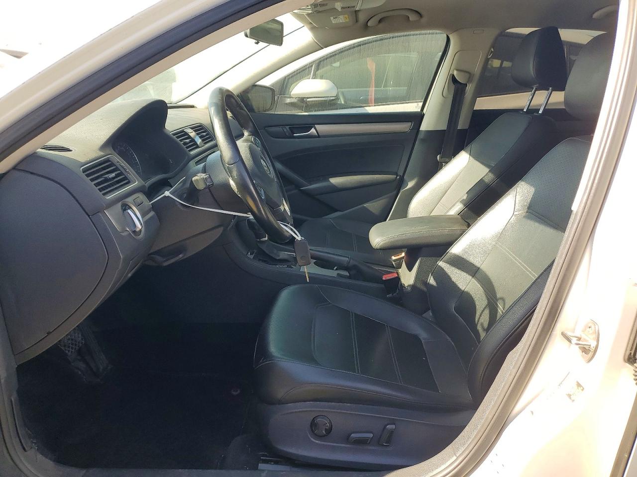 2015 VOLKSWAGEN PASSAT SE photo 7