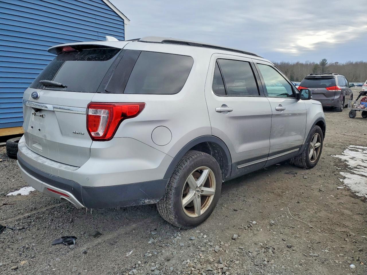 2016 FORD EXPLORER XLT photo 3