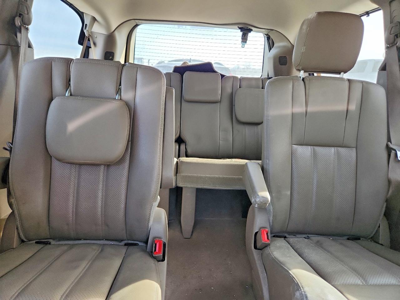 2015 CHRYSLER TOWN & COUNTRY TOURING L photo 10