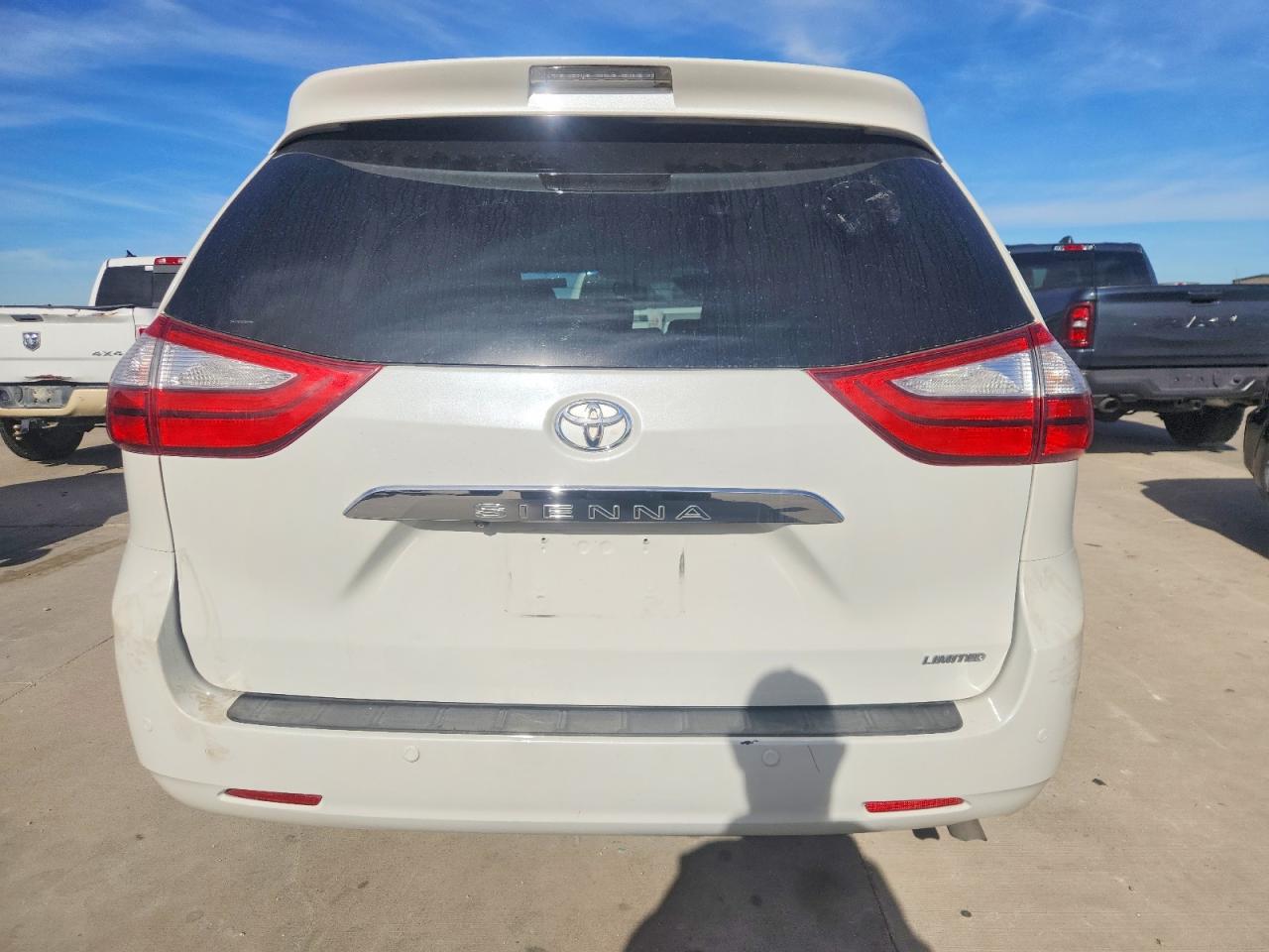 2015 TOYOTA SIENNA XLE photo 6