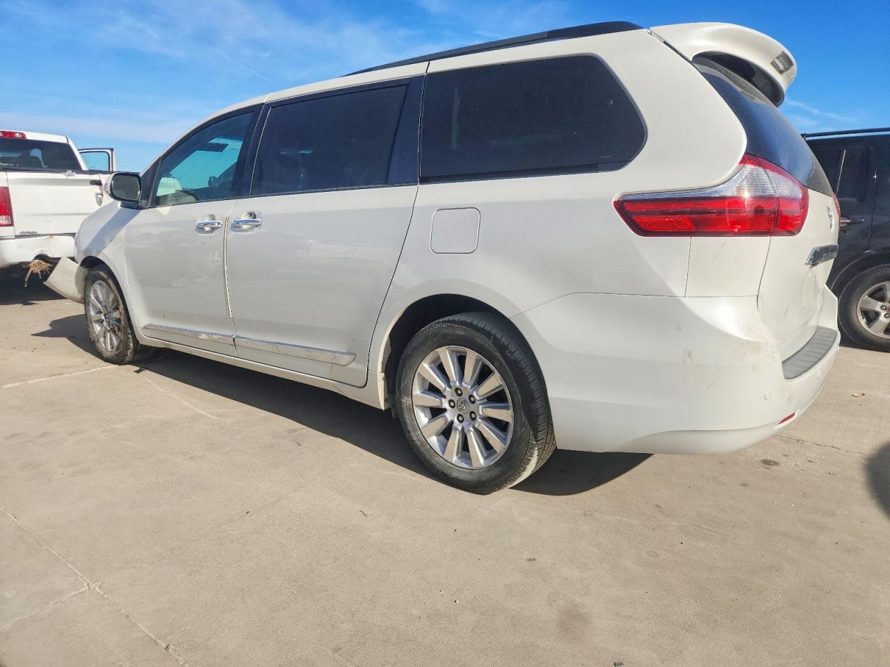 2015 TOYOTA SIENNA XLE photo 2