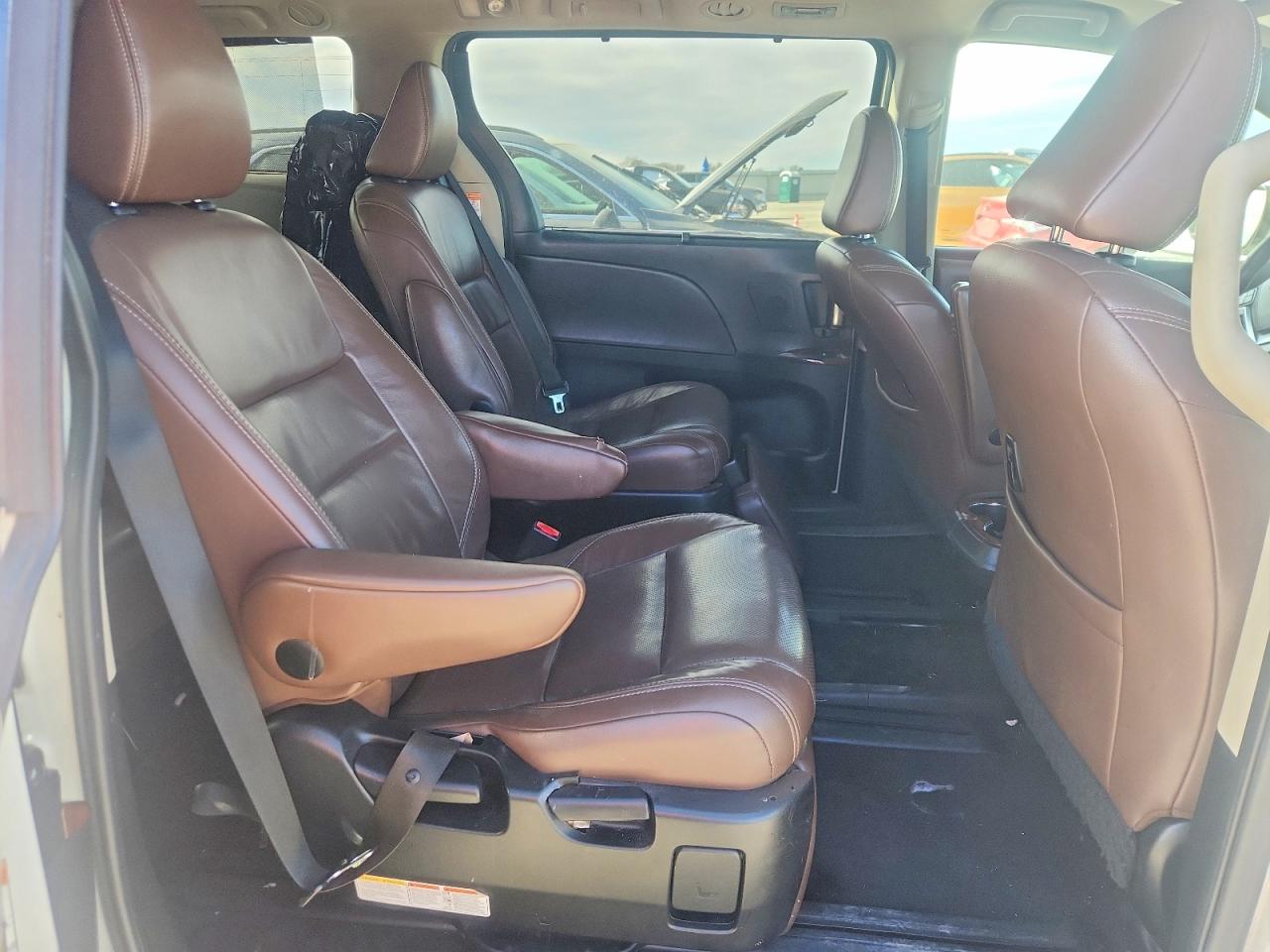 2015 TOYOTA SIENNA XLE photo 10