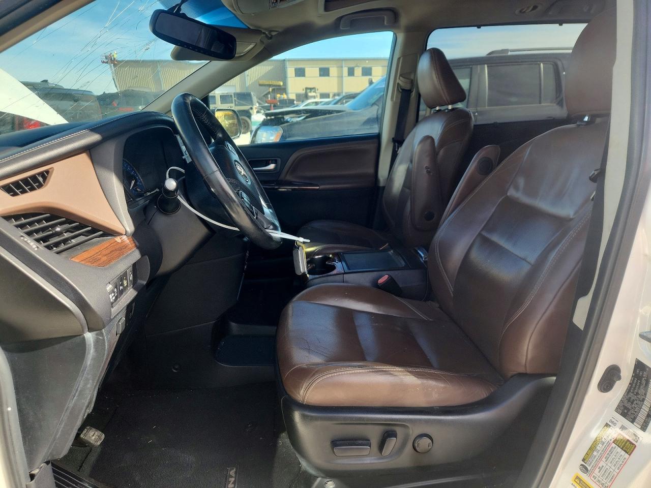2015 TOYOTA SIENNA XLE photo 7