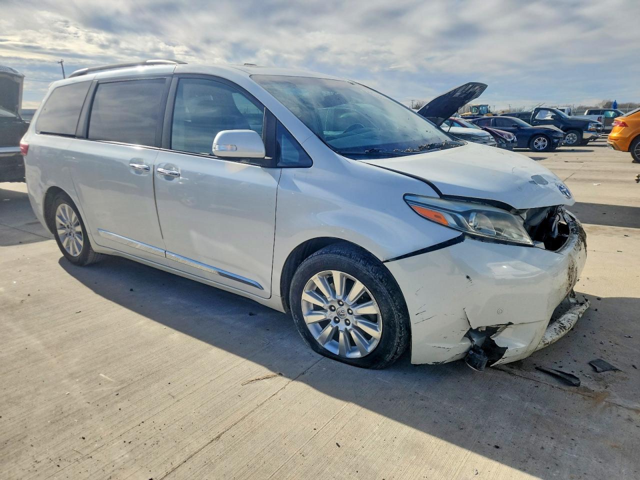 2015 TOYOTA SIENNA XLE photo 4