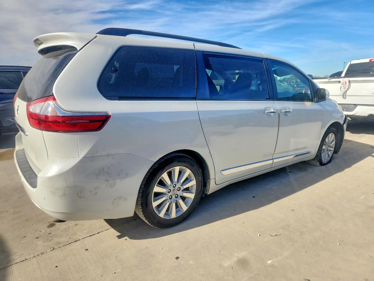 2015 TOYOTA SIENNA XLE photo 3