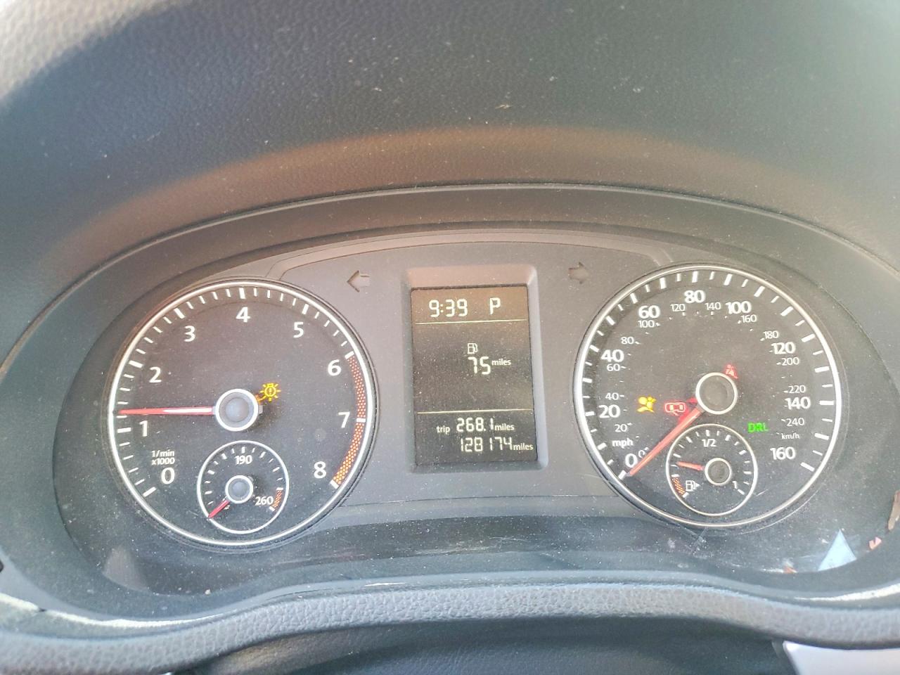 2015 VOLKSWAGEN PASSAT S photo 25