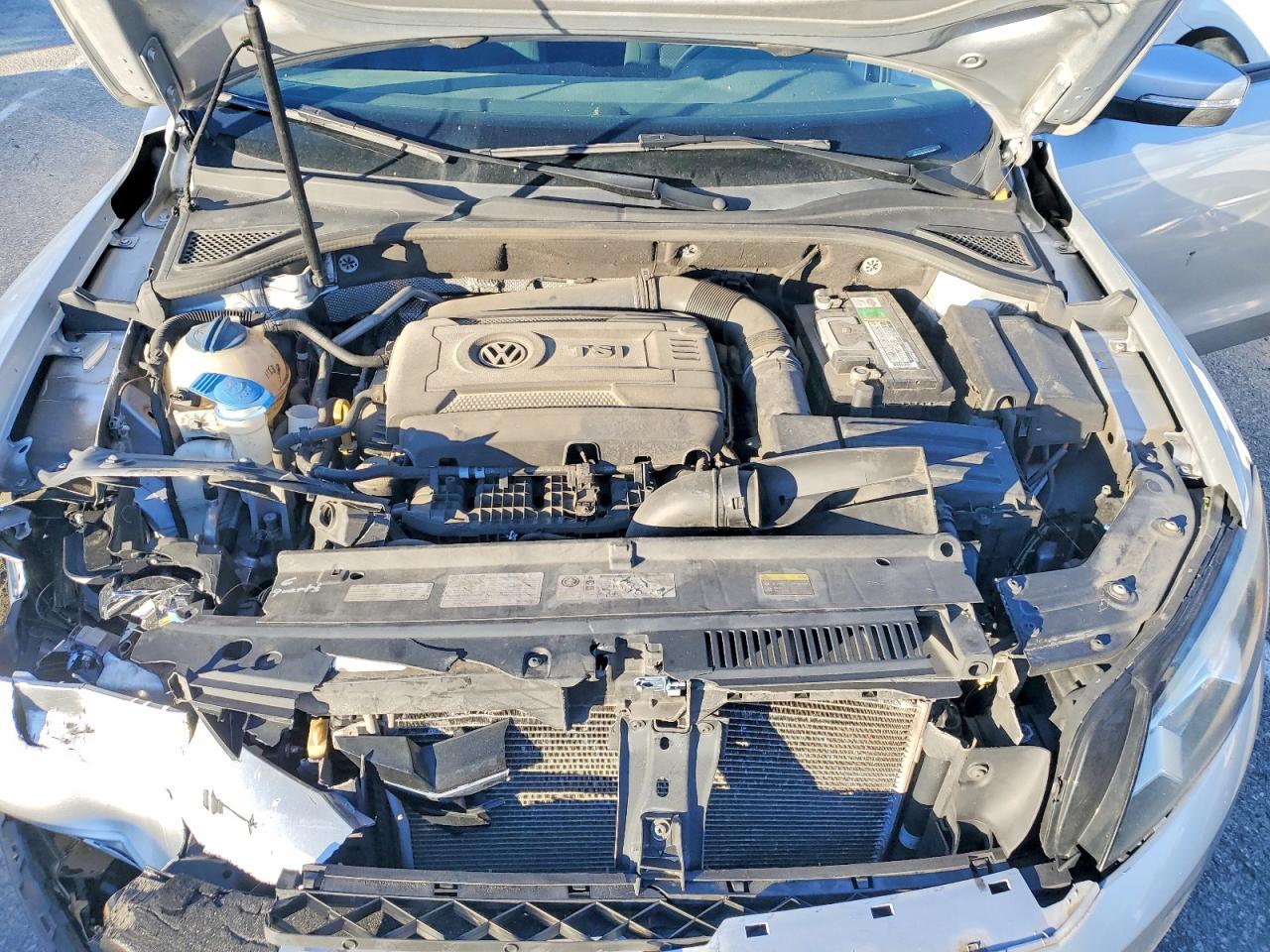 2015 VOLKSWAGEN PASSAT S photo 31