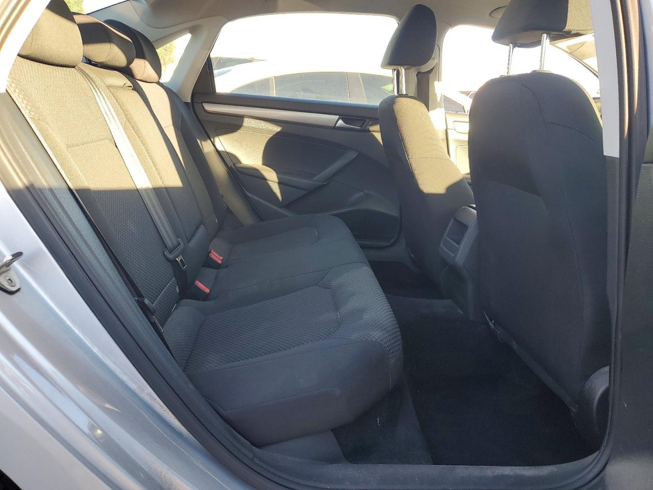 2015 VOLKSWAGEN PASSAT S photo 28