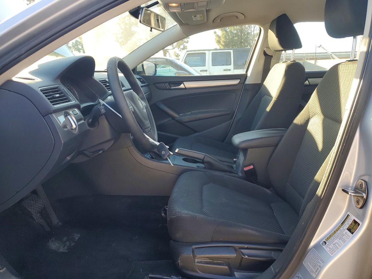 2015 VOLKSWAGEN PASSAT S photo 19