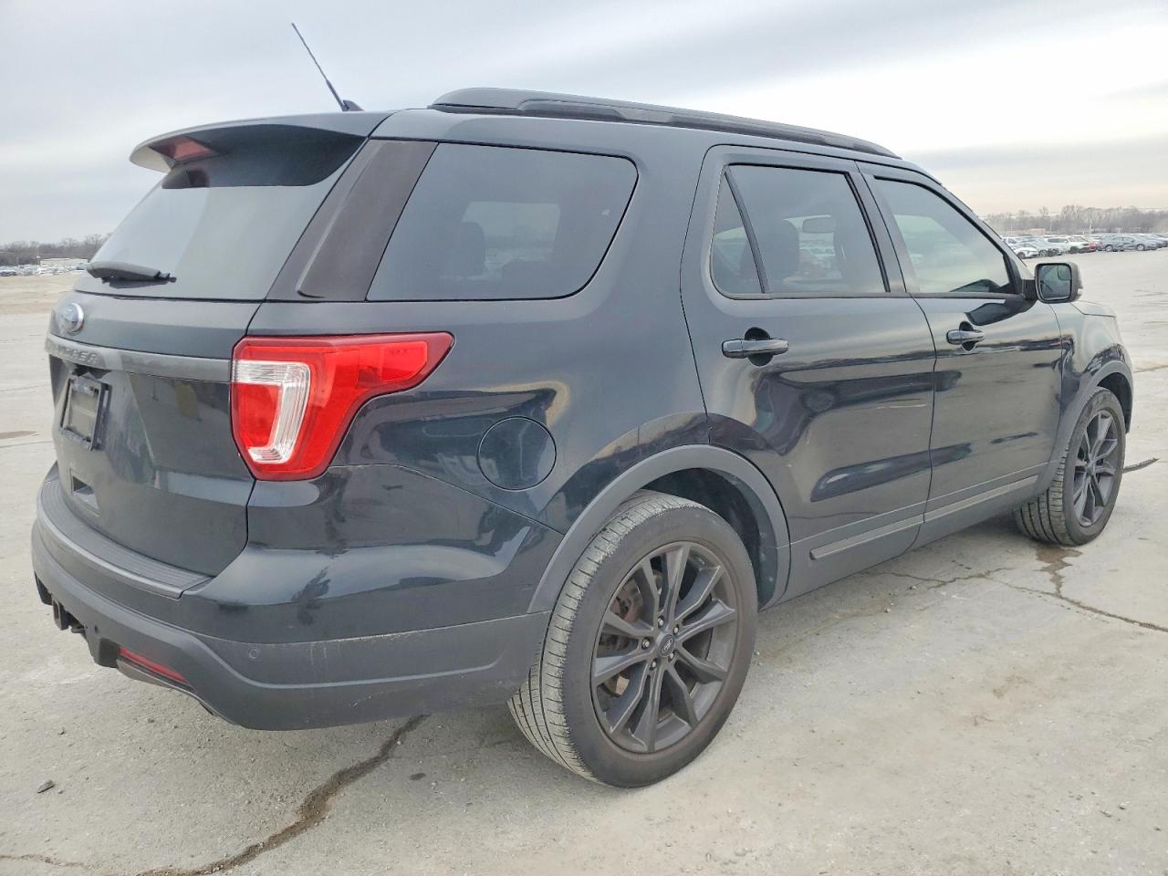 2018 FORD EXPLORER XLT photo 3