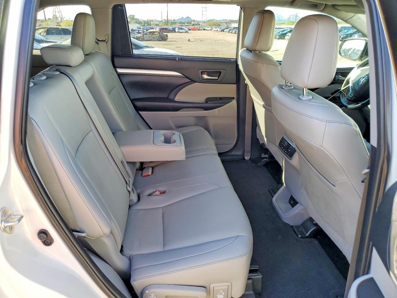 2019 TOYOTA HIGHLANDER SE photo 11