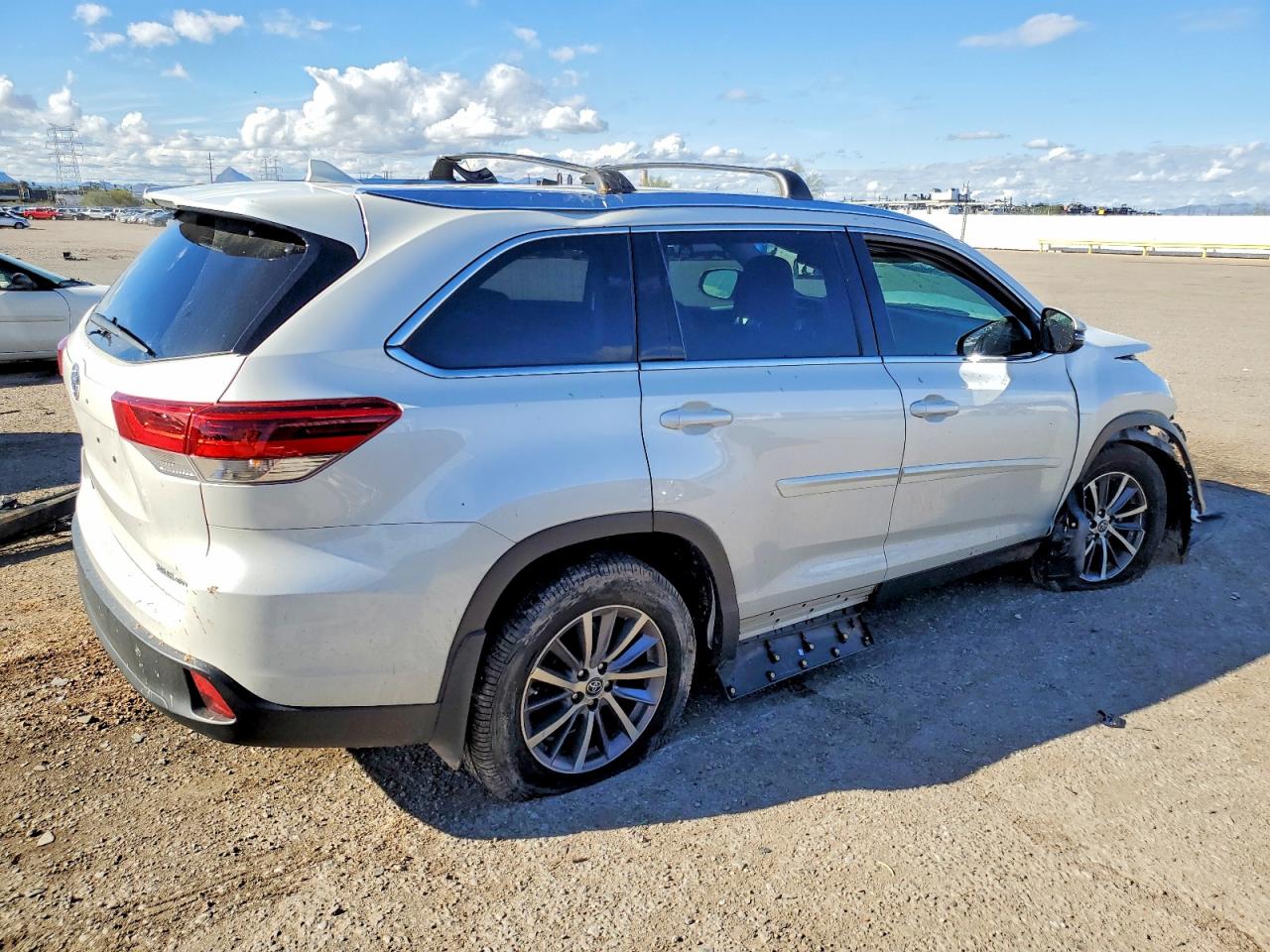 2019 TOYOTA HIGHLANDER SE photo 3