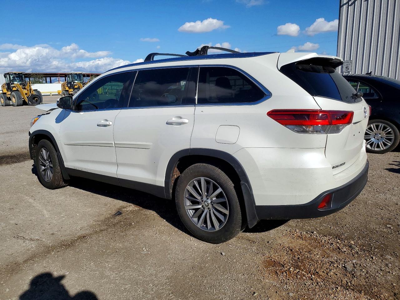2019 TOYOTA HIGHLANDER SE photo 2