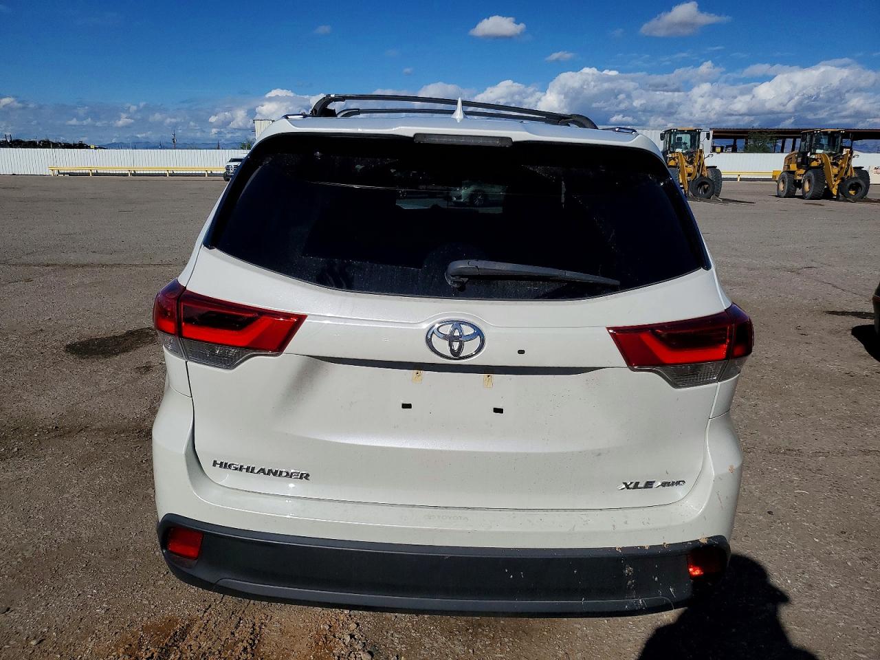 2019 TOYOTA HIGHLANDER SE photo 6