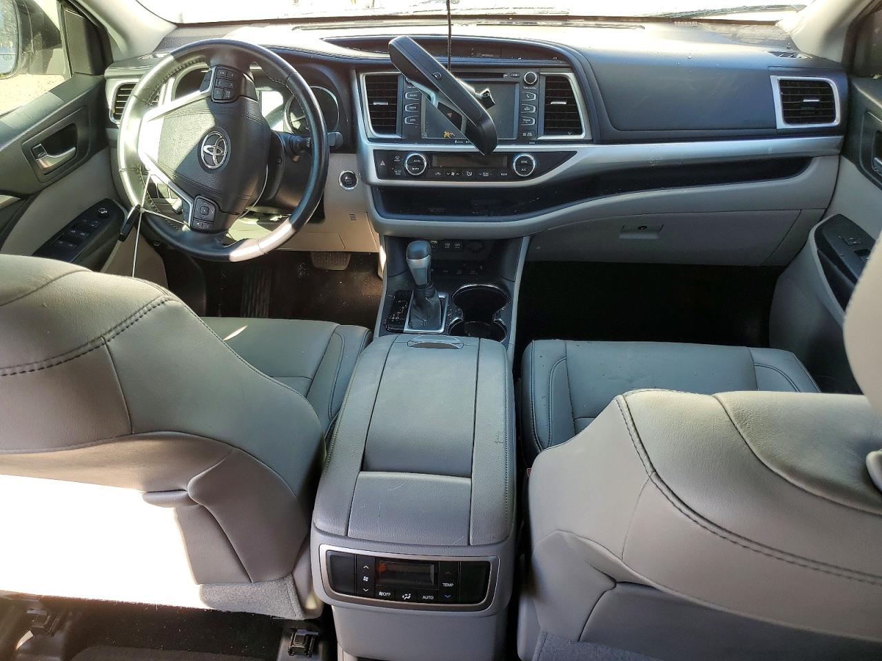 2019 TOYOTA HIGHLANDER SE photo 8