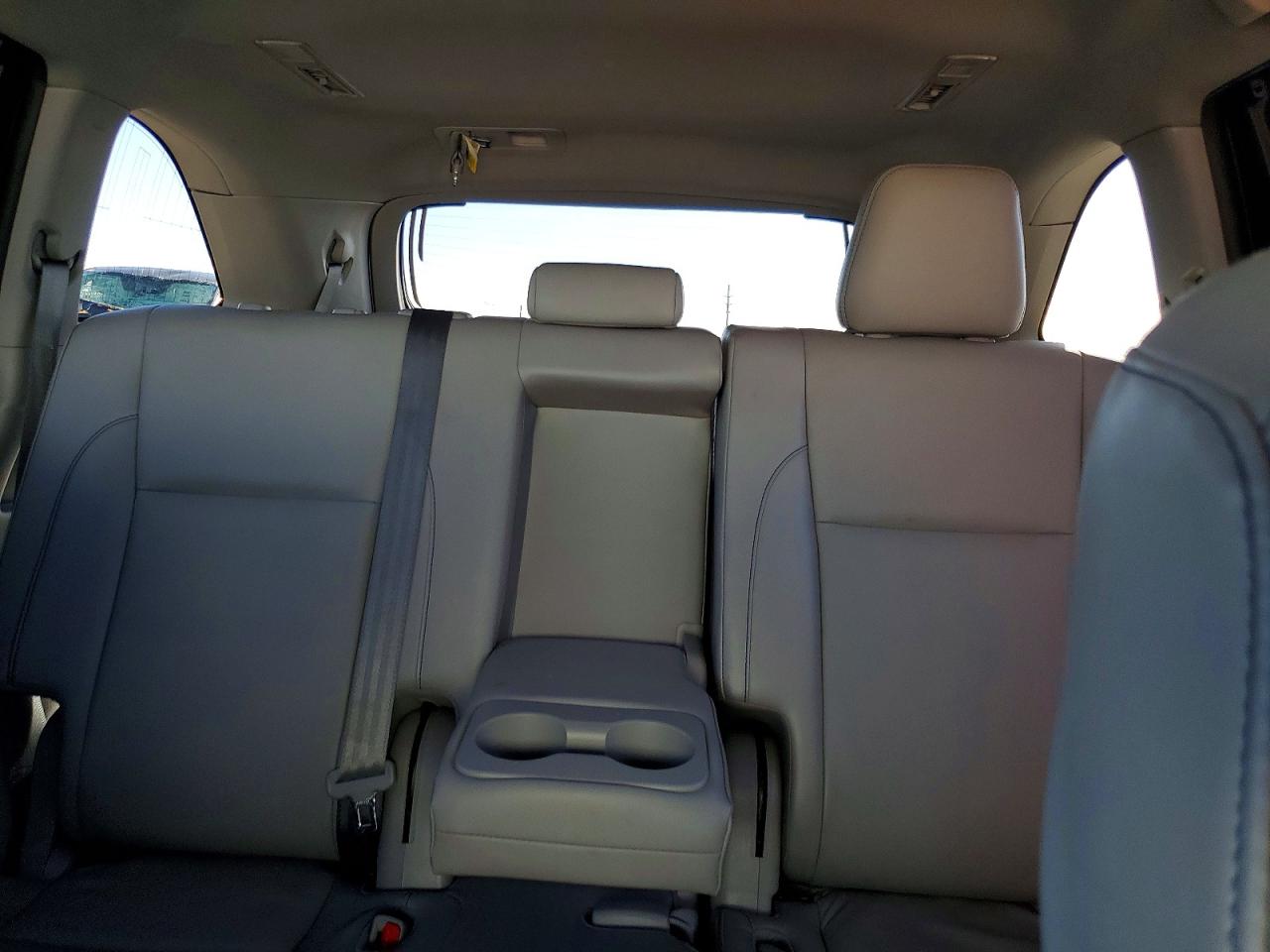 2019 TOYOTA HIGHLANDER SE photo 10