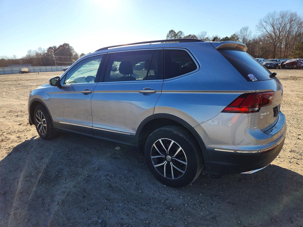 2021 VOLKSWAGEN TIGUAN SE photo 2