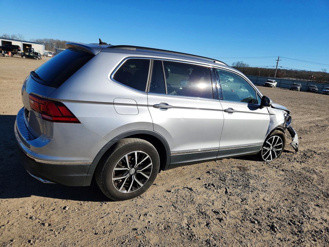 2021 VOLKSWAGEN TIGUAN SE photo 3