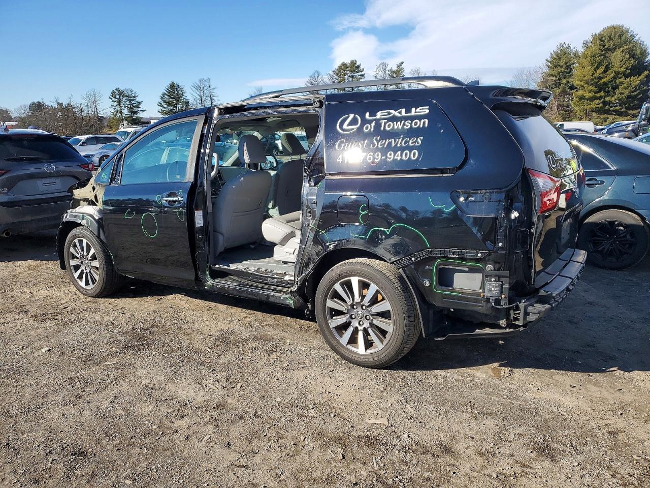2020 TOYOTA SIENNA XLE photo 2