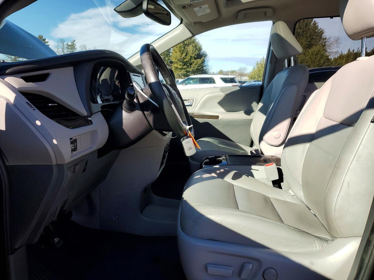 2020 TOYOTA SIENNA XLE photo 7