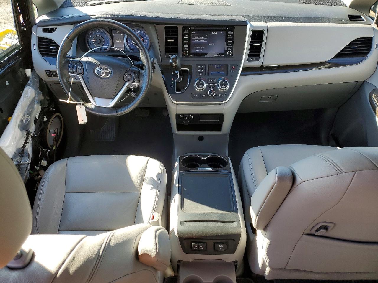 2020 TOYOTA SIENNA XLE photo 8