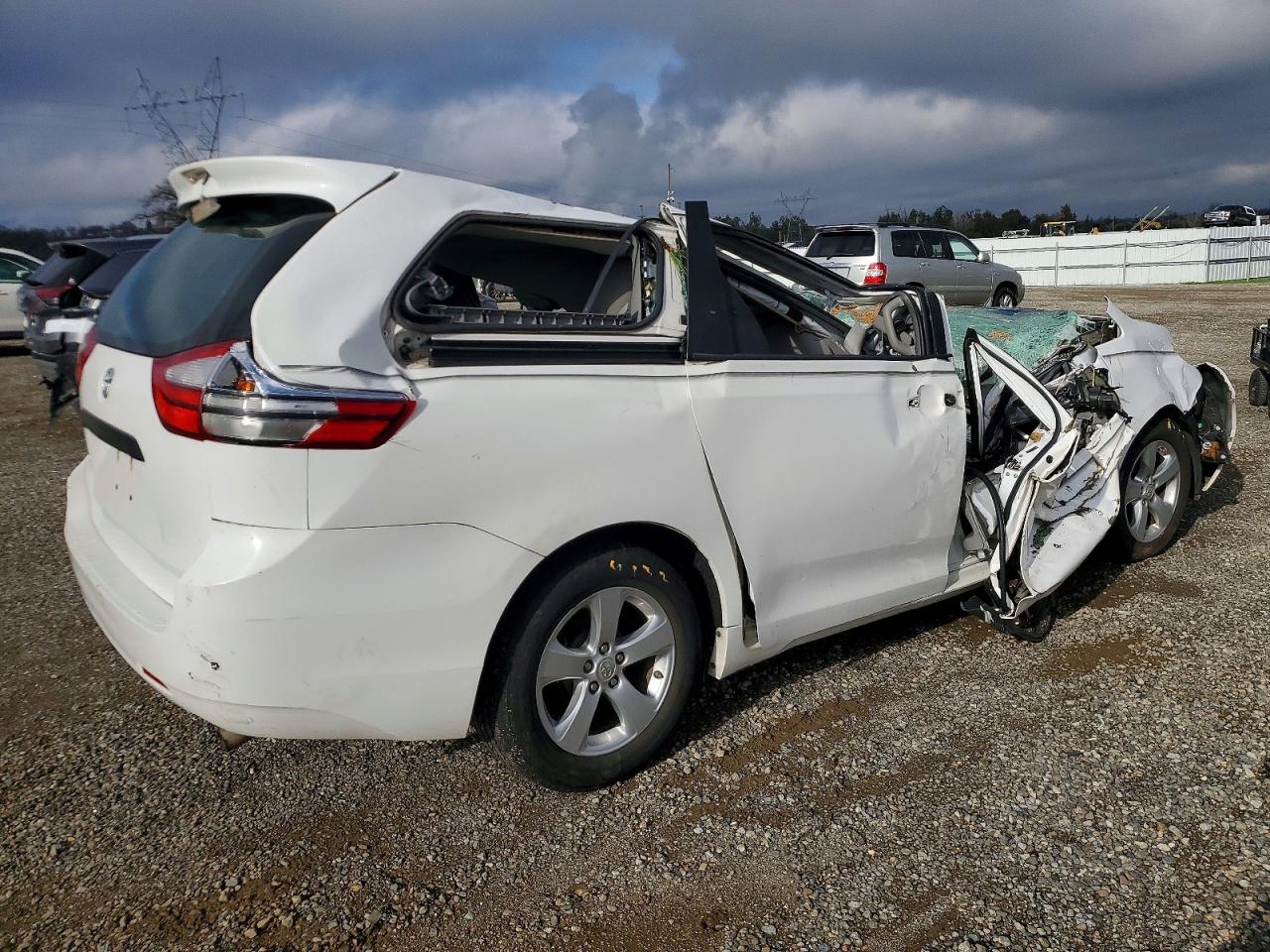 2015 TOYOTA SIENNA photo 7