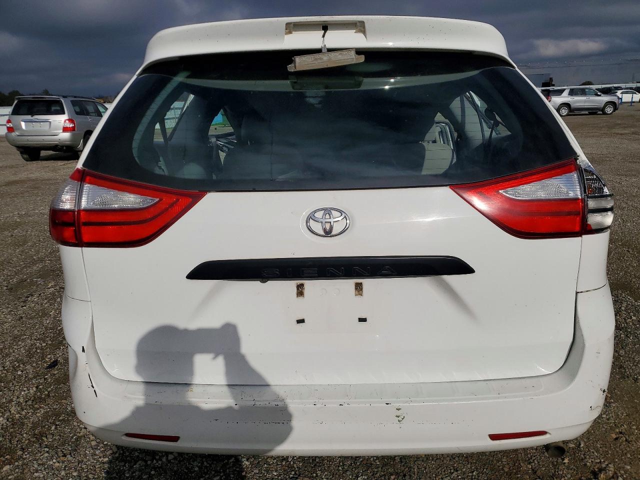 2015 TOYOTA SIENNA photo 16