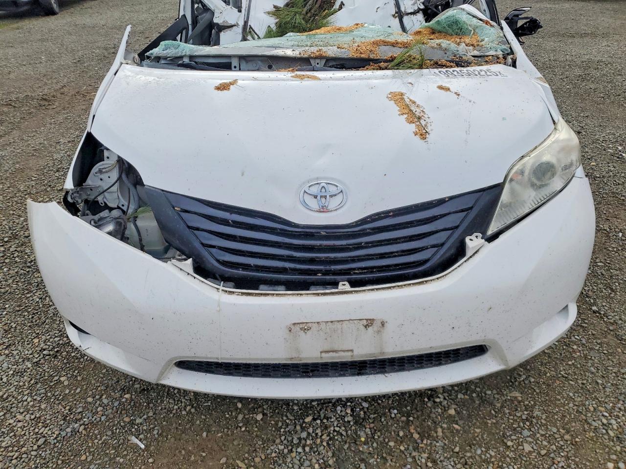 2015 TOYOTA SIENNA photo 34