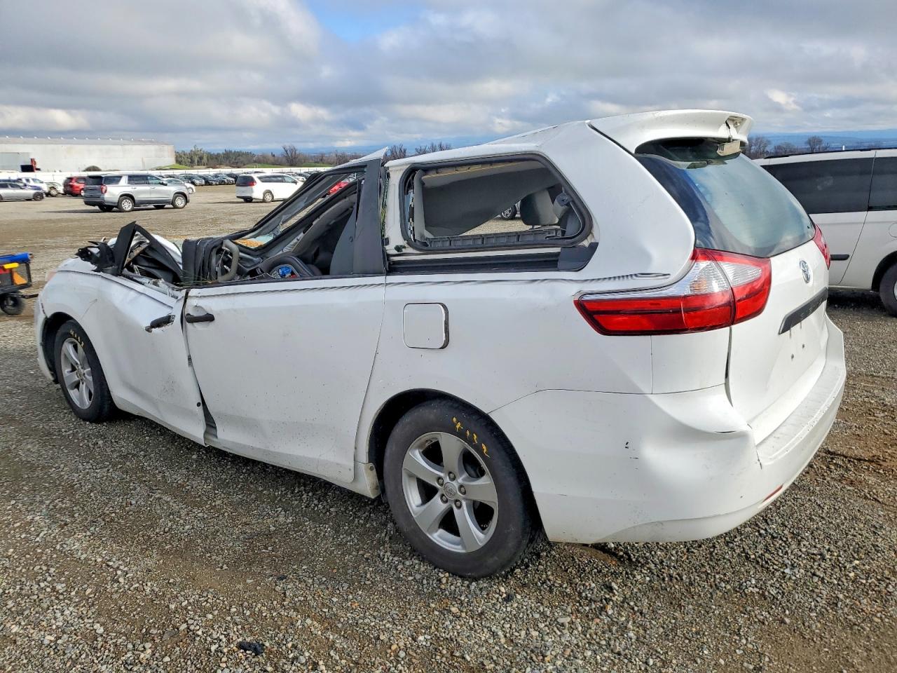 2015 TOYOTA SIENNA photo 4