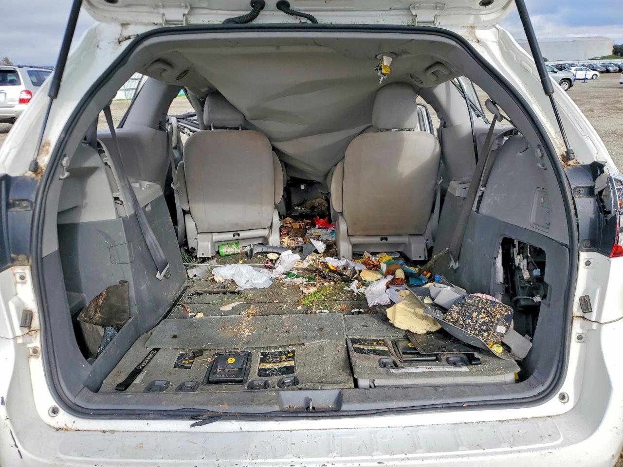 2015 TOYOTA SIENNA photo 28