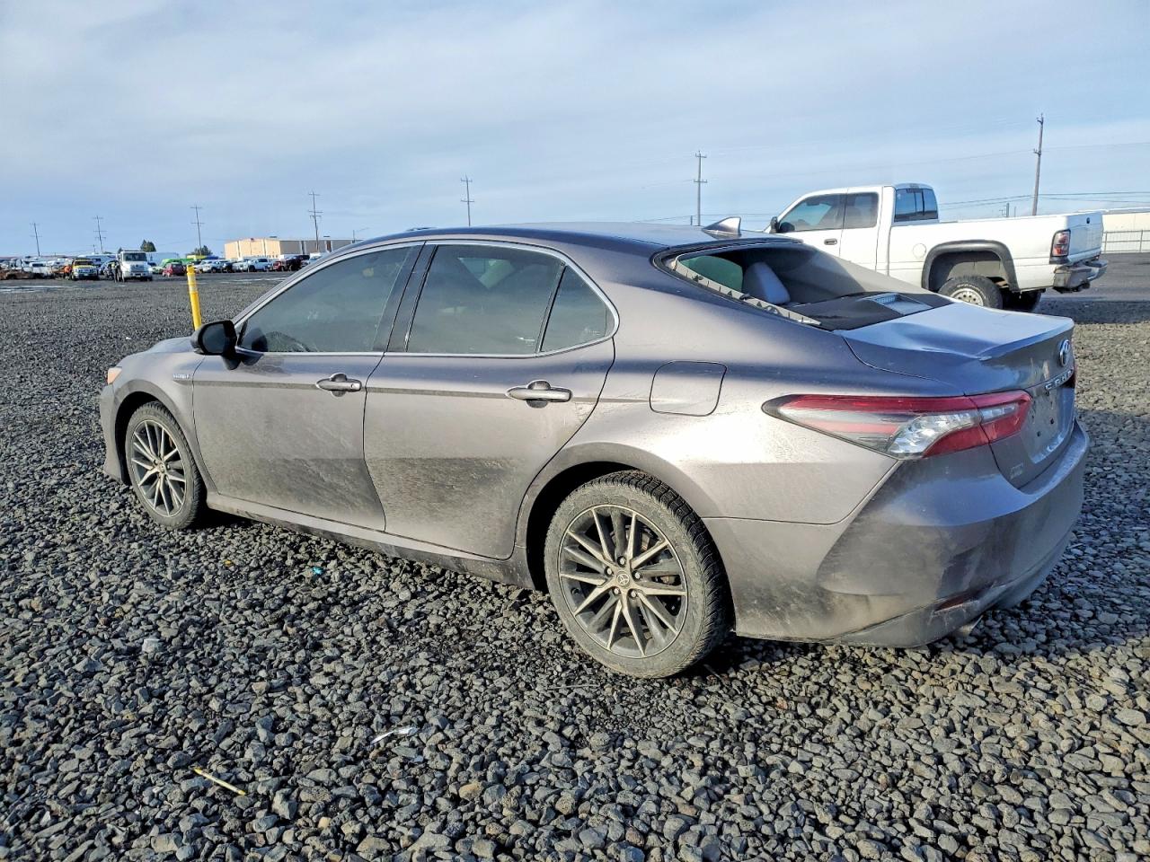 2021 TOYOTA CAMRY XLE photo 3