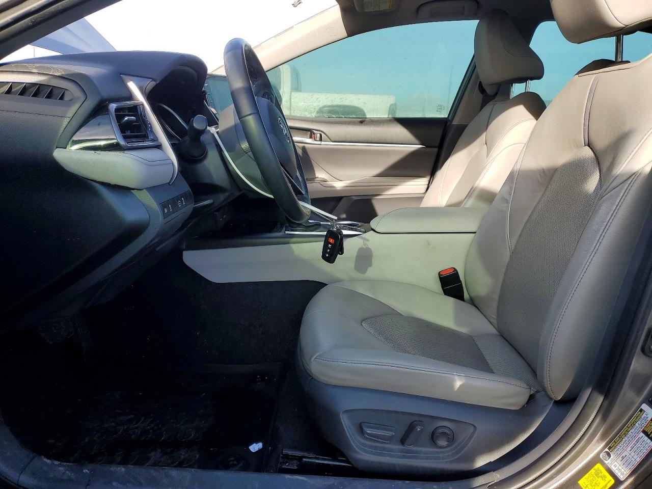 2021 TOYOTA CAMRY XLE photo 13