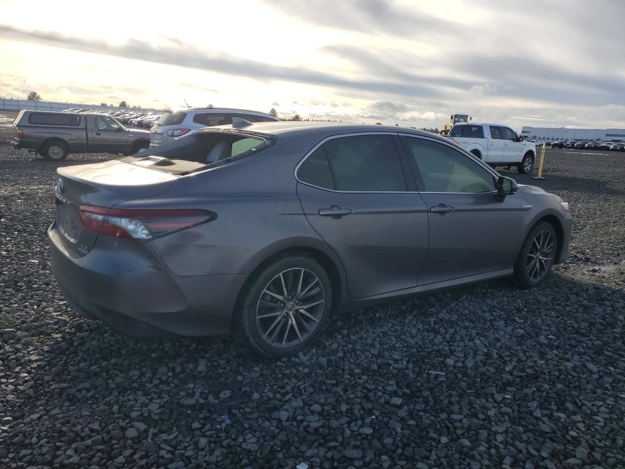2021 TOYOTA CAMRY XLE photo 5