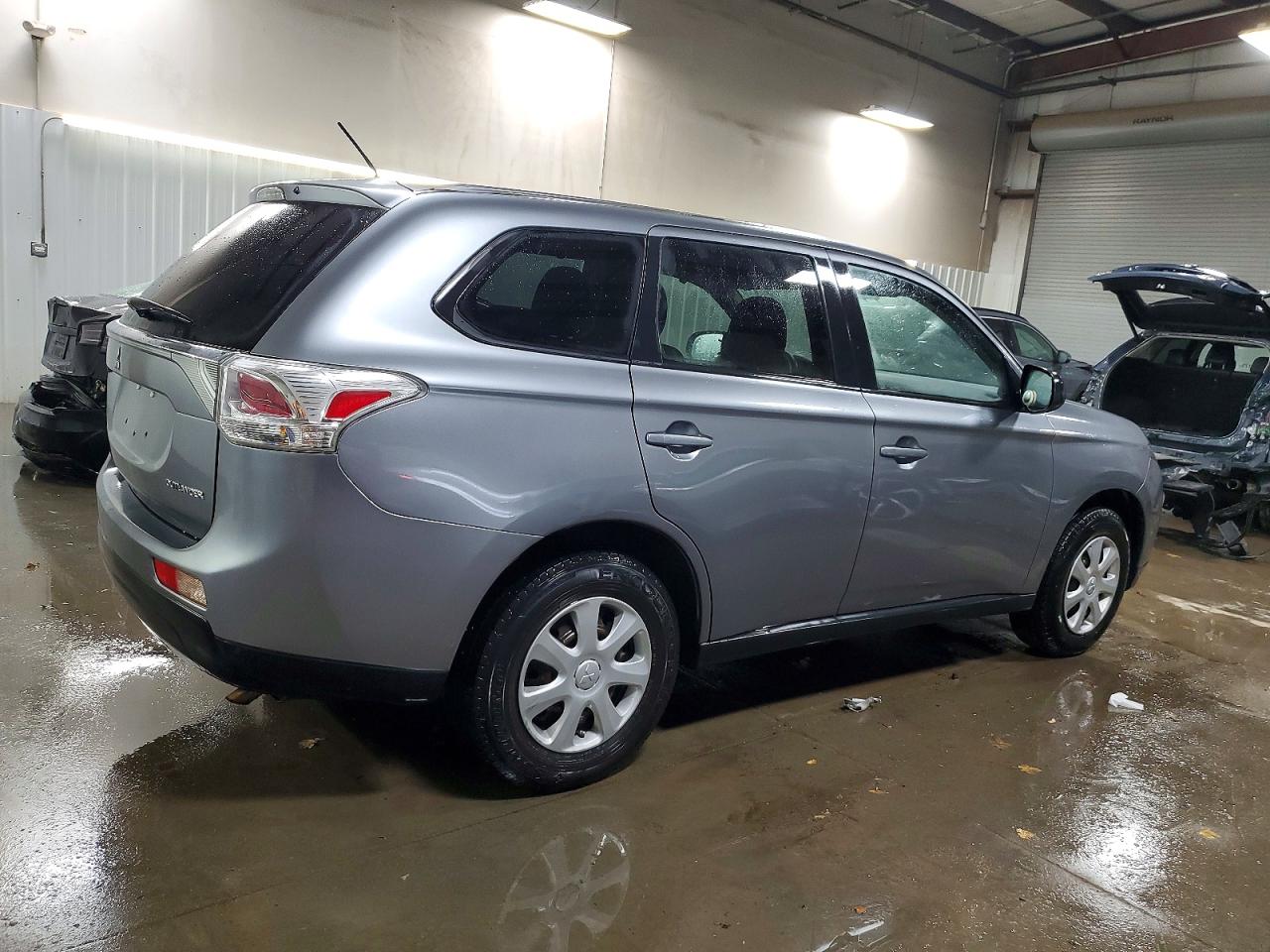 2014 MITSUBISHI OUTLANDER ES photo 5
