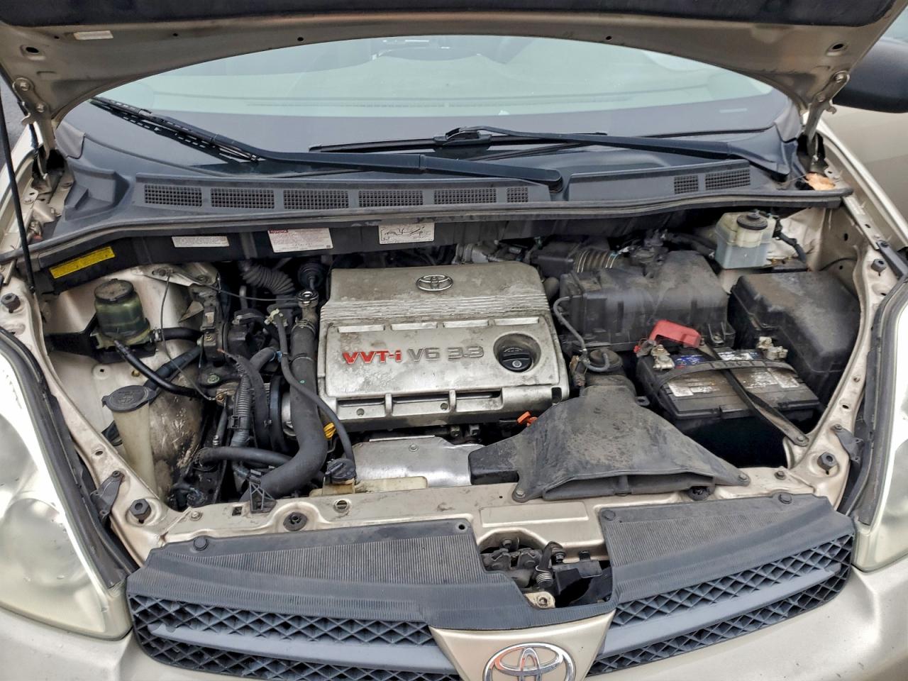 2004 TOYOTA SIENNA LE photo 12
