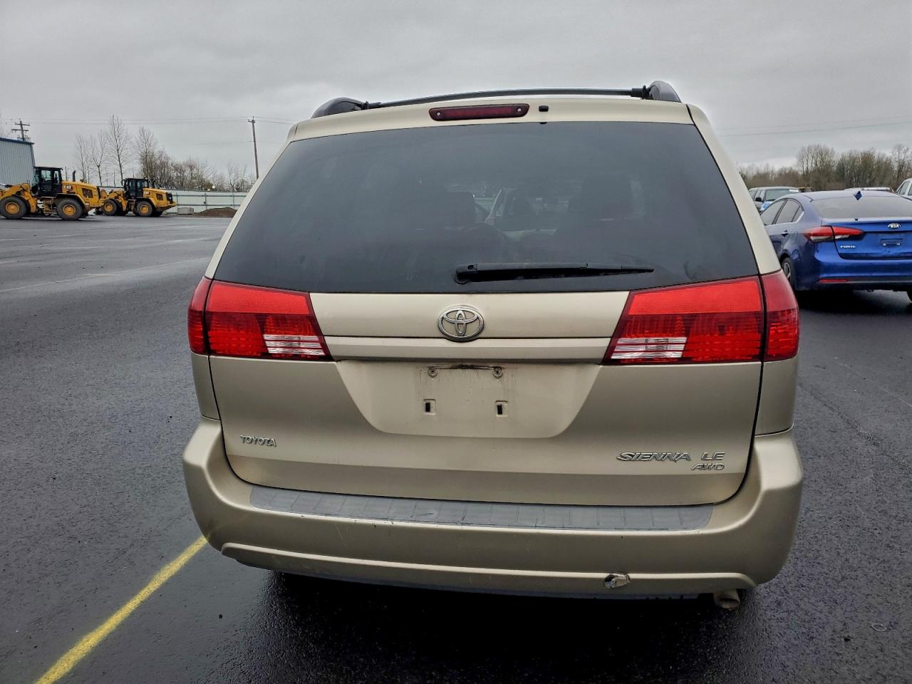 2004 TOYOTA SIENNA LE photo 6