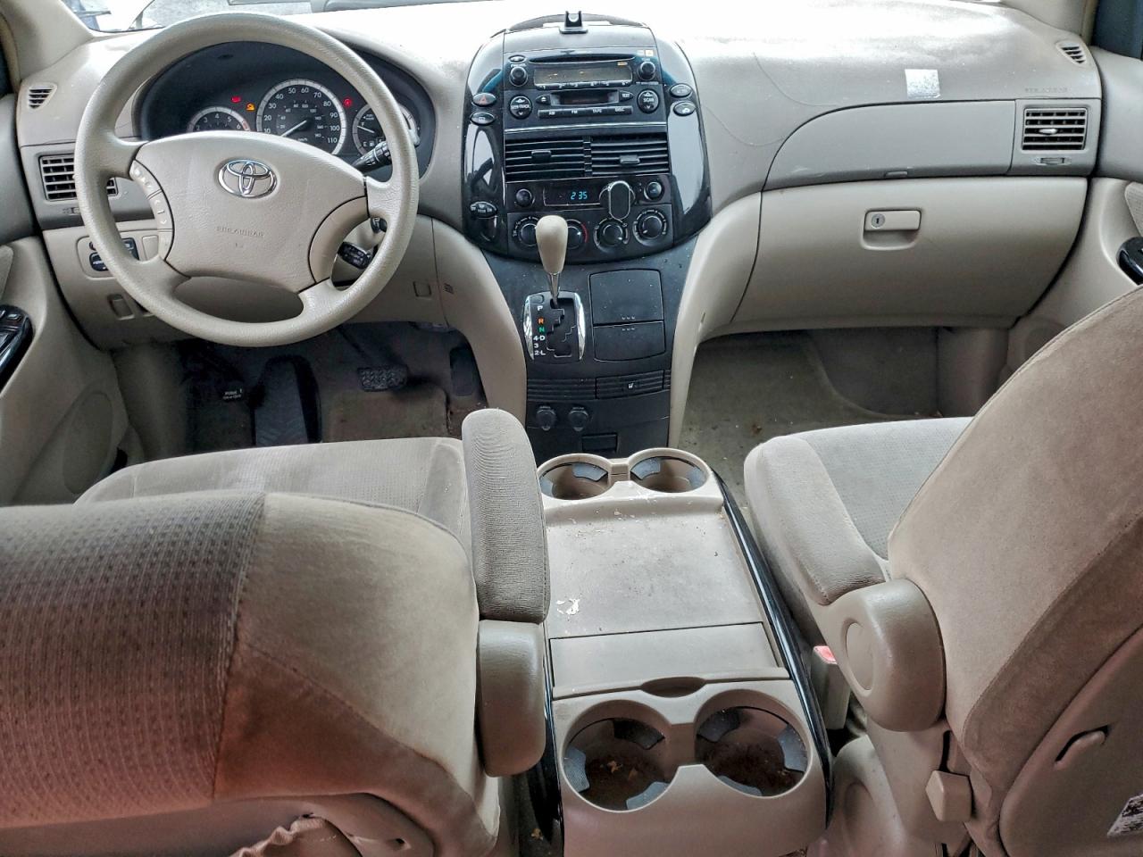 2004 TOYOTA SIENNA LE photo 8