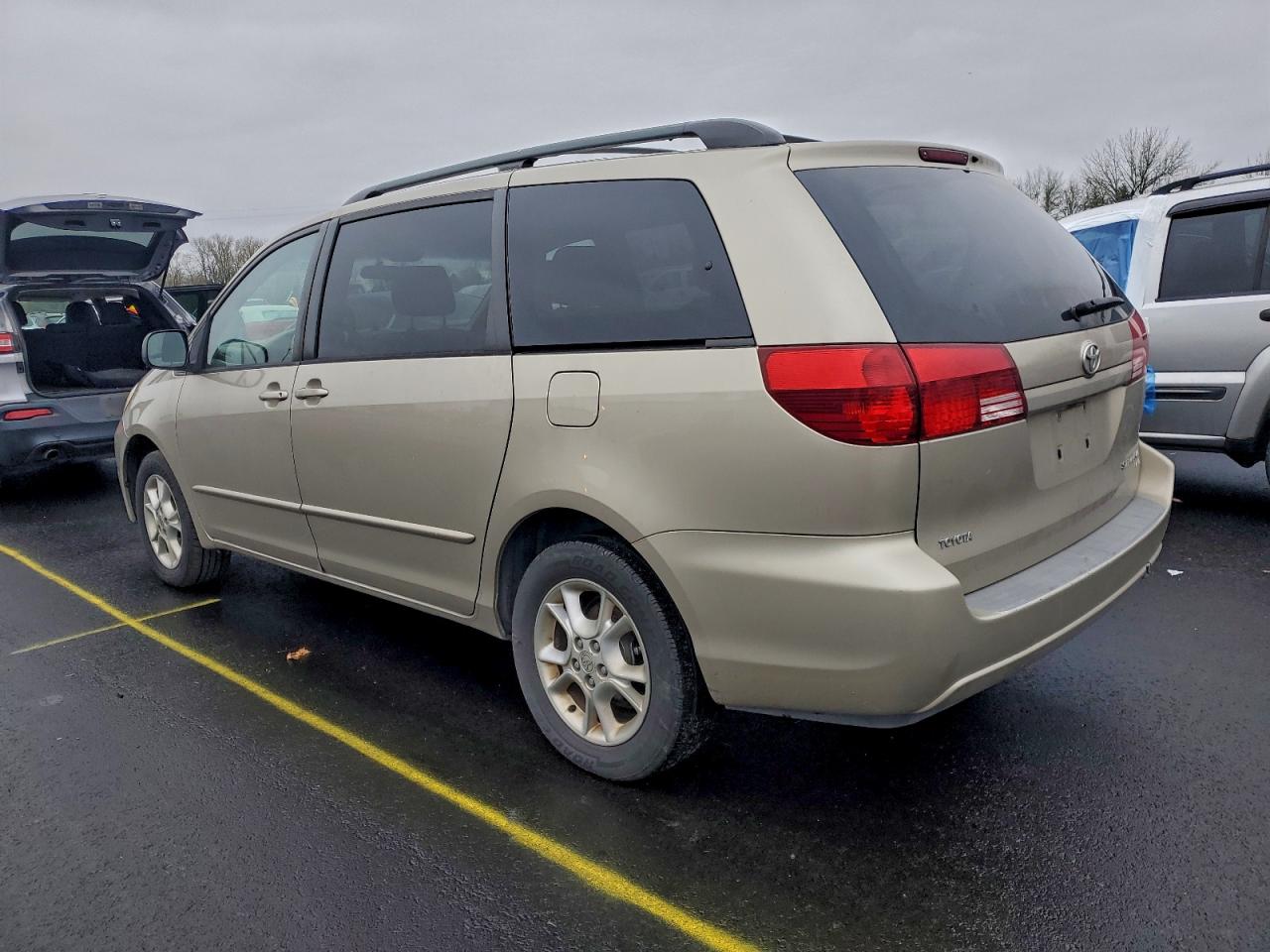 2004 TOYOTA SIENNA LE photo 2