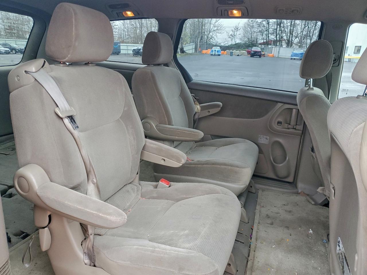 2004 TOYOTA SIENNA LE photo 11