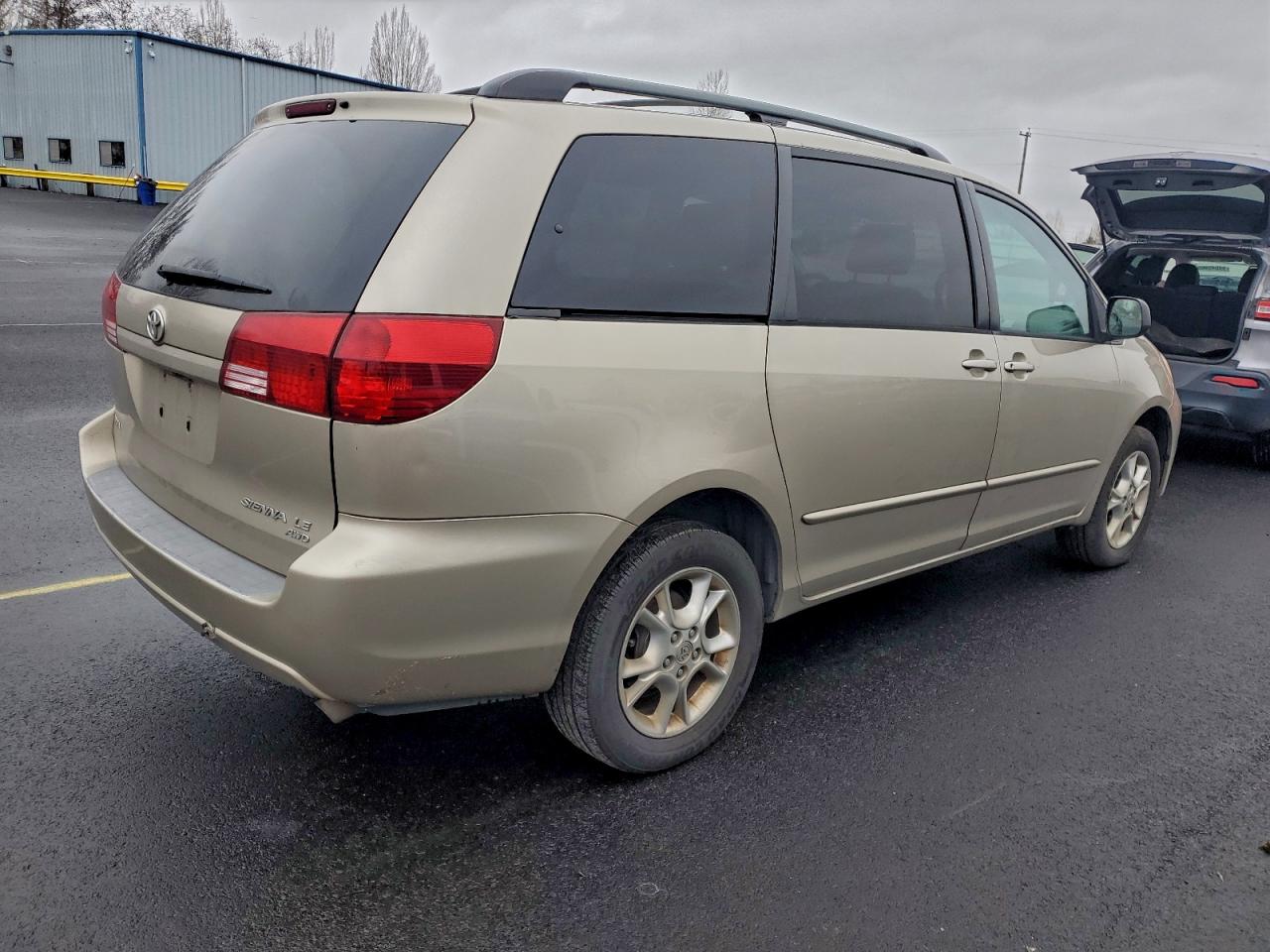 2004 TOYOTA SIENNA LE photo 3