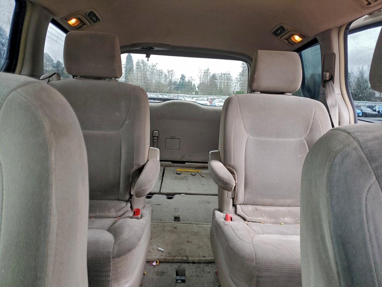 2004 TOYOTA SIENNA LE photo 10