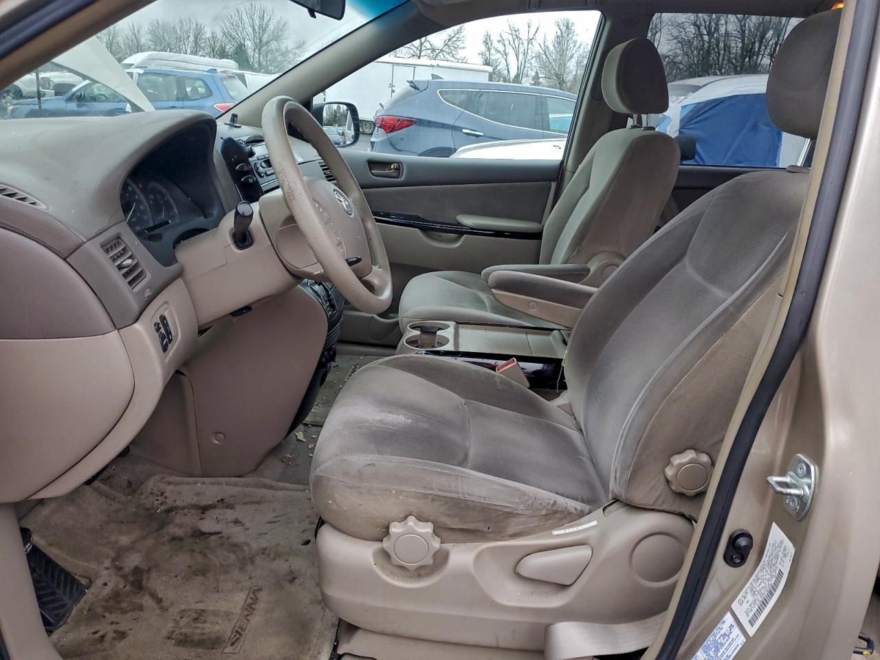 2004 TOYOTA SIENNA LE photo 7