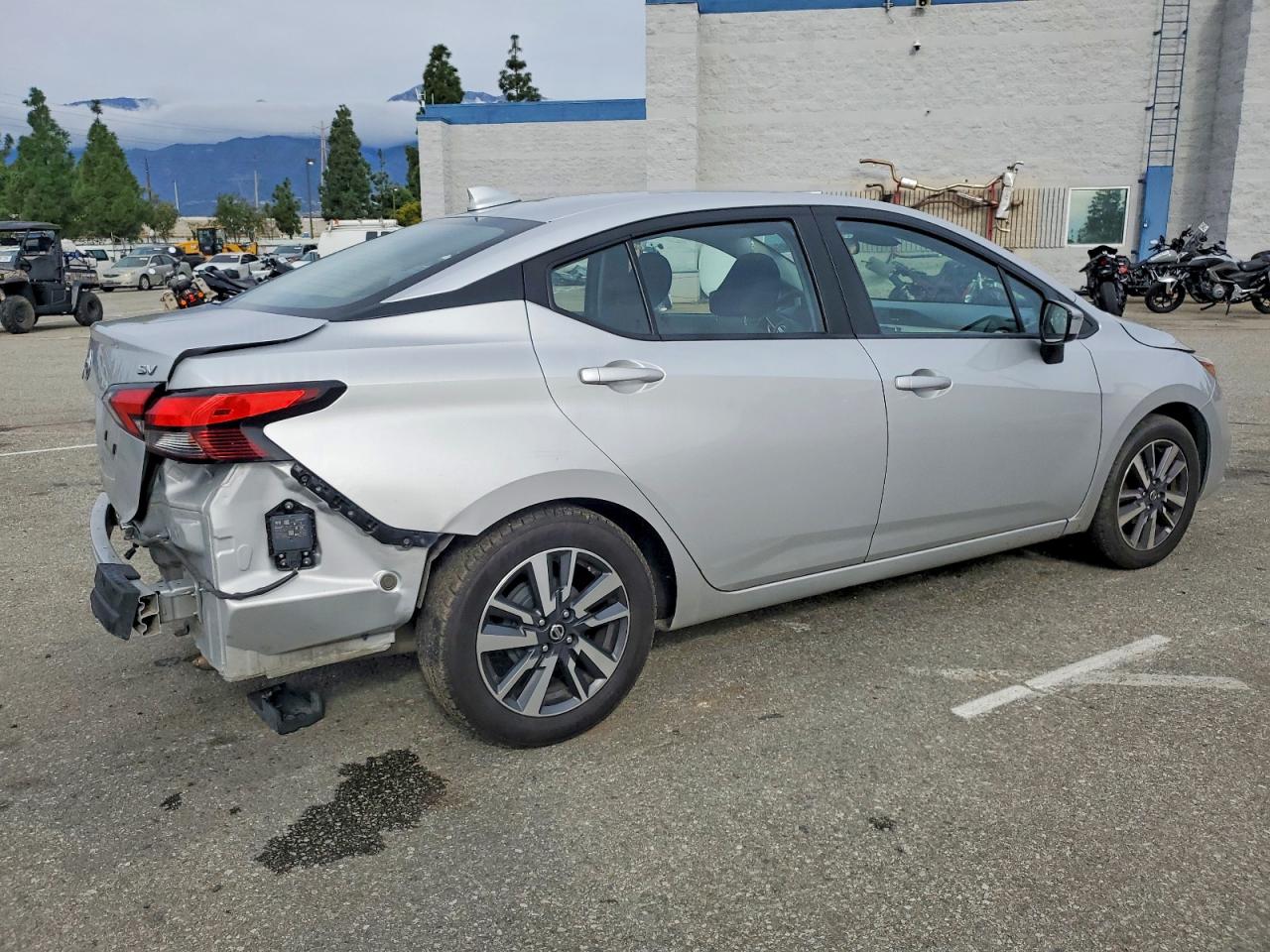 2021 NISSAN VERSA SV photo 3