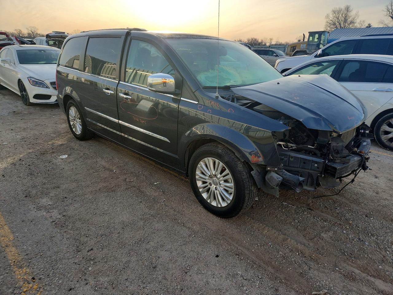 2013 CHRYSLER TOWN & COUNTRY TOURING L photo 4